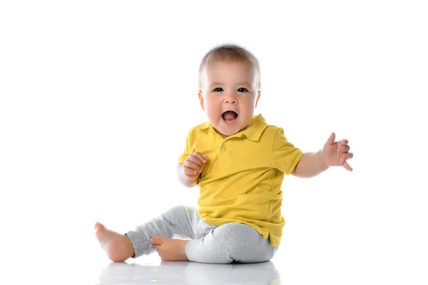 Schattig lachen baby zitten op vloer studio schot — Stockfoto