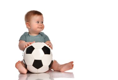 Beyaz arka planda topla oynayan çocuk.