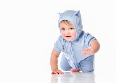 Stüdyoda sürünen komik takım elbiseli bebek.