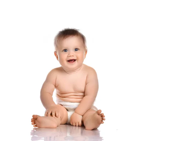 笑顔の幼児は白い上に隔離 — ストック写真
