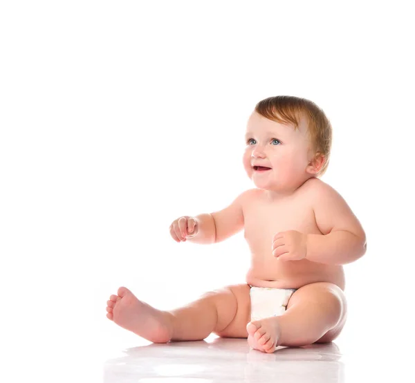 Bonito bebê rindo criança no retrato de estúdio de fraldas — Fotografia de Stock