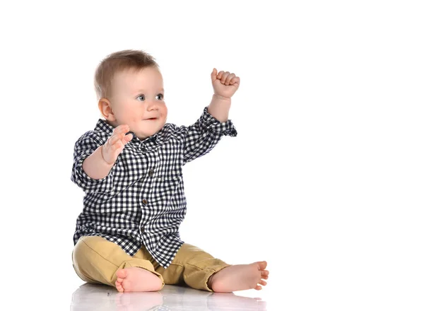 Niño pequeño levanta las manos en el estudio sobre un fondo blanco. —  Fotos de Stock