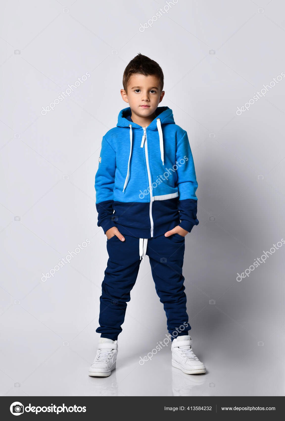 Modelo de nino pequeno en retrato de chandal deportivo Foto de stock 413584232 ddkolos.gmail