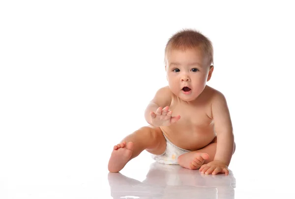 Małe dziecko w pieluszce na podłodze rozciągające się ręcznie — Zdjęcie stockowe