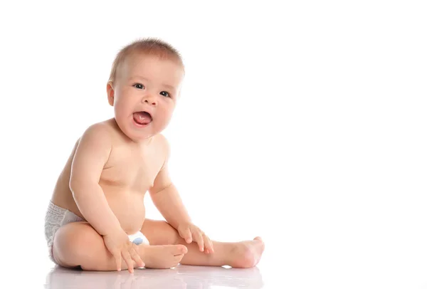 Adorável bebê sentado e olhando para o lado sobre fundo branco — Fotografia de Stock