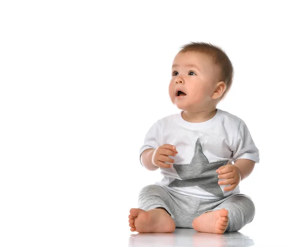 Happy baby boy sitting and laughing — Stock Photo, Image