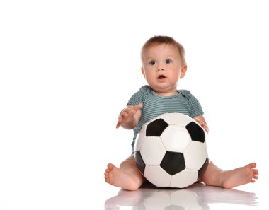 Beyaz arka planda topla oynayan çocuk.