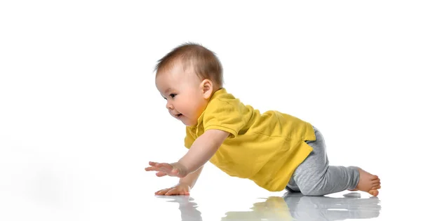 Rindo bebê menino rastejando sobre branco — Fotografia de Stock