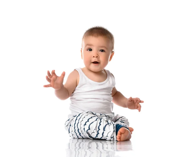 Happy baby boy sitting and laughing — Stock Photo, Image