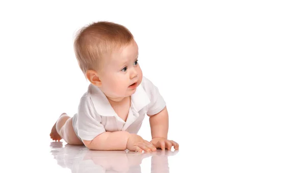 Retrato de niño bebé arrastrándose feliz —  Fotos de Stock