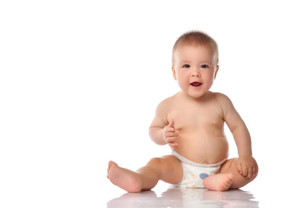 Emotionele baby jongen kind op witte studio vloer — Stockfoto