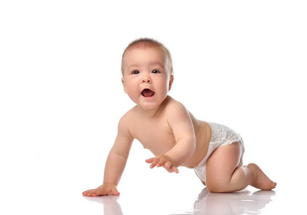 Schattig klein baby kruipen op de vloer en praten — Stockfoto