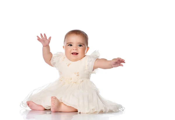 Retrato de uma doce menina infantil isolada em branco no estúdio. — Fotografia de Stock