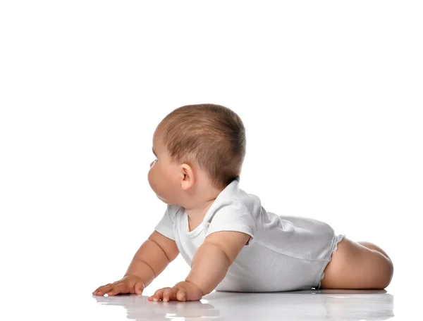 Bellissimo piccolo bambino, strisciando isolato su sfondo bianco — Foto Stock