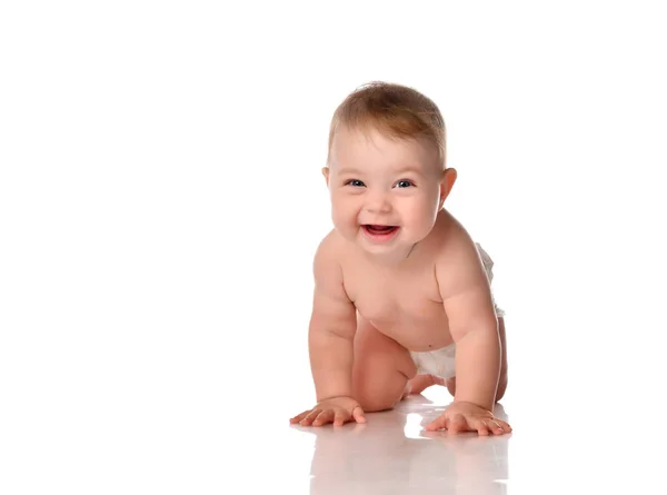 Bambino bambino piccolo sorridente e strisciante isolato su bianco in studio. — Foto Stock