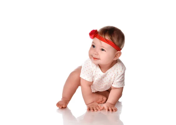 Muito adorável rastejando retrato do estúdio da menina — Fotografia de Stock