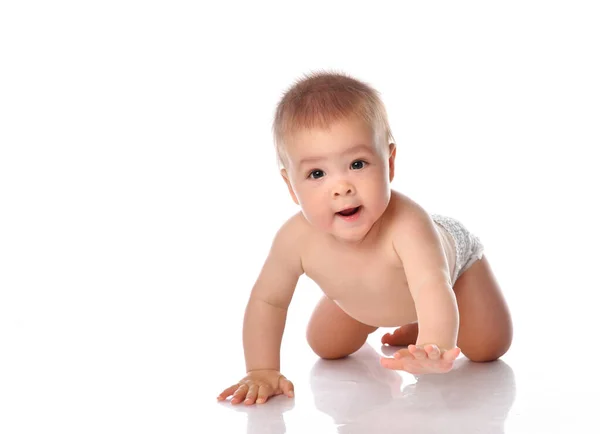 Adorável bebê sentado e olhando para o lado sobre fundo branco — Fotografia de Stock
