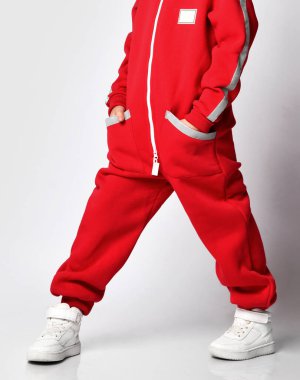 Erkek model, tulumun altında kısmi çekim gösteriyor.