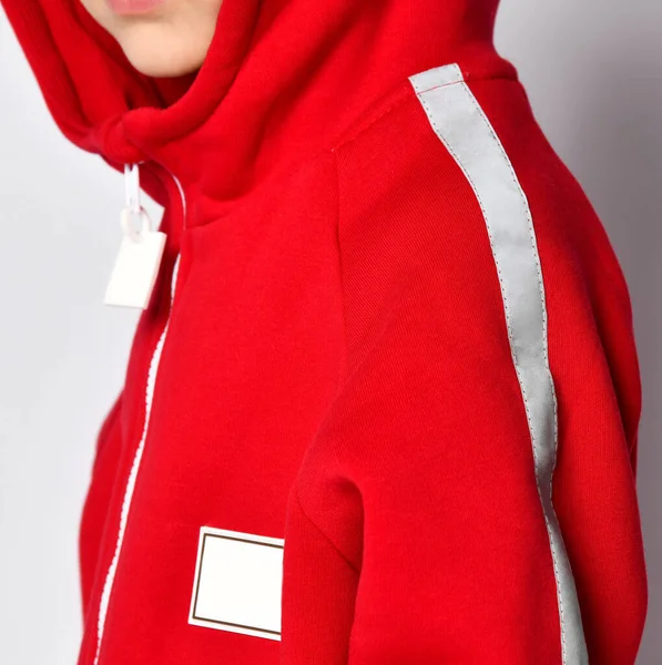 Κοντινό πλάνο του ζεστό κουκούλα jumpsuit για το αγόρι μοντέλο — Φωτογραφία Αρχείου