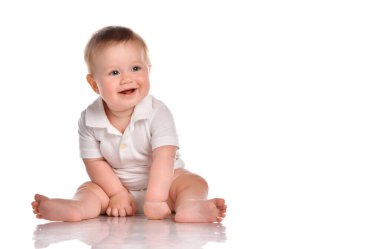 Beyaz elbiseli şirin bir çocuk, beyaz tenli.