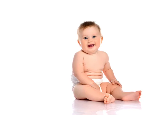 笑顔の幼児は白い上に隔離 — ストック写真