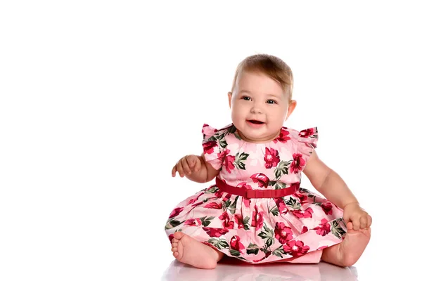 Όμορφο μωρό με όμορφο φόρεμα κάθεται στο πάτωμα — Φωτογραφία Αρχείου