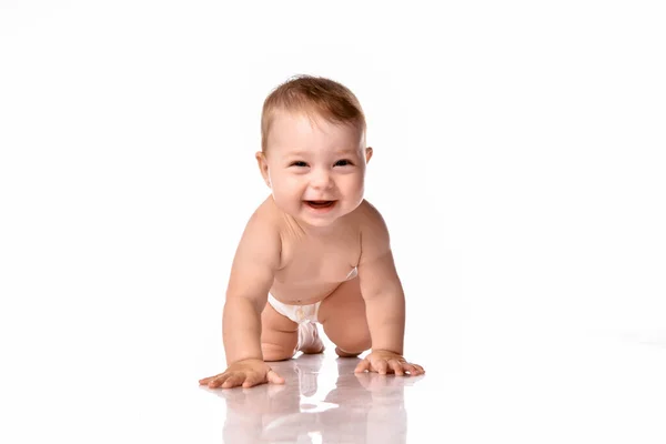 Liten baby barn ler och krypa isolerad på vitt i studio. — Stockfoto