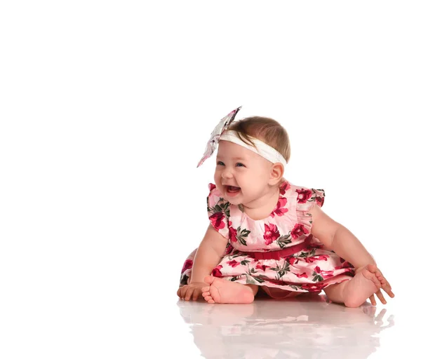 Mutlu gülen kız bebek moda tasviri — Stok fotoğraf