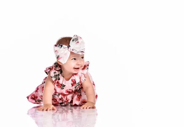 Happy little baby girl w sukience czołgając się na podłodze — Zdjęcie stockowe