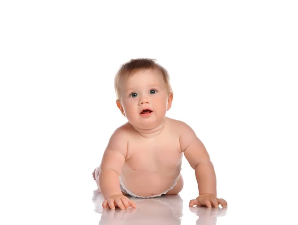 Klein baby kind glimlachen en kruipen geïsoleerd op wit in de studio. — Stockfoto