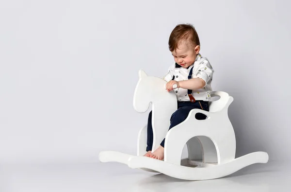 Tout Petit Bebe Fille Est Equitation Balancant Sur Une Chaise A Bascule Jouet Cheval Sur Rose Clair Jour Enfant Stock Photo Tout Petit Bebe Fille Est Equitation Balancant Sur Une Chaise A Bascule Jouet Cheval Sur Rose Clair Jour Enfant Stock Photo