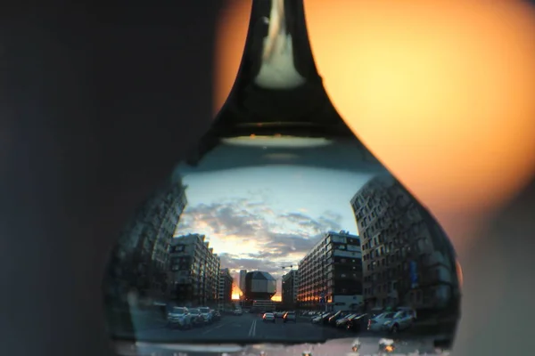 Reflejo en el vidrio. atardecer, arquitectura — Foto de Stock