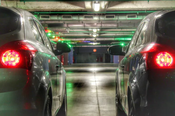Twee auto's op de ondergrondse parking met stoppen signalen. — Stockfoto