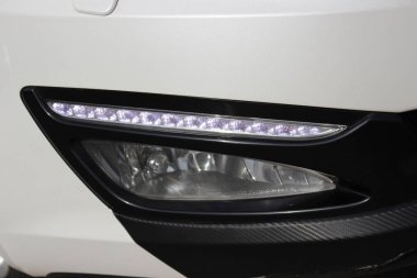 Beyaz araba parçası, araba far. led günlük ışıkları.