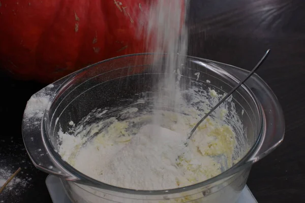 Pemanggangan musiman. Pai labu. tepung dalam mangkuk. tuangkan tepung. Persiapan untuk memasak, musim gugur waktu — Stok Foto