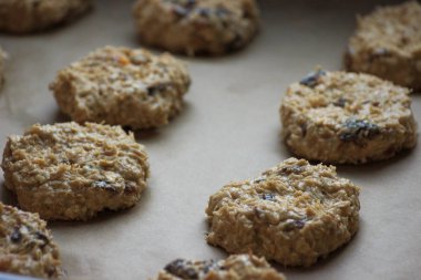 Ekmek önce üzümlü yulaf kurabiye. Ev yapımı yemek. Gri arka plan. Pişirme işlemi.