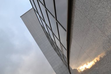 Çok renkli şehir gün batımı yansıtması. Cam gökdelen, modern bina. 