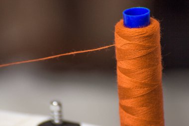 Kırmızı iplik dikiş makinesi sıkışmış. Yeni yıl geliyor. Yeni yıl ve Noel için dikiş