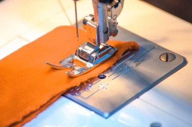 Kırmızı iplik dikiş makinesi sıkışmış. Yeni yıl geliyor. Yeni yıl ve Noel için dikiş. 