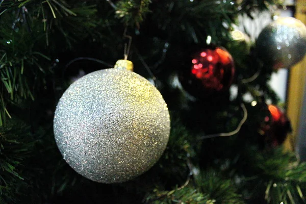 Gümüş Top Noel Ağacı Açık Aydınlatma Arka Plan Kutluyor Insanlarla — Stok fotoğraf