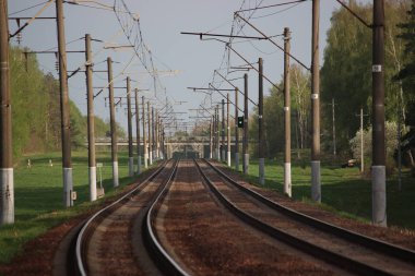 Raylar ve elektrikli tren için elektrik hatları ile Tren İstasyonu