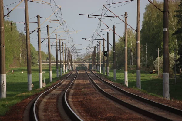 Železniční stanice s kolejnicemi a elektrické vedení pro elektrický vlak — Stock fotografie