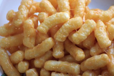 Tatlı Mısır ile erimiş karamela yapışır. Tüm aile için tatlı tabağı.