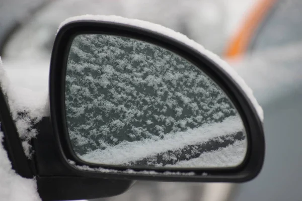 Nieve Ligera Espejo Coche Plateado Reflejada Espejo Primera Nieve Esponjosa — Foto de Stock