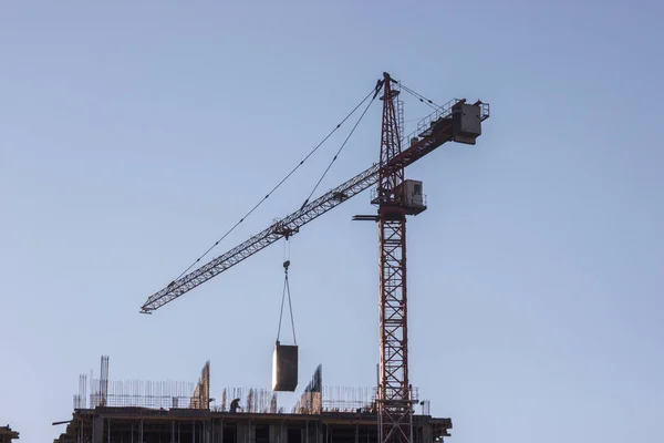 Planta de construcción con grúa amarilla sobre fondo azul cielo. Construcción, trabajos de construcción, levantamiento de cargas pesadas —  Fotos de Stock