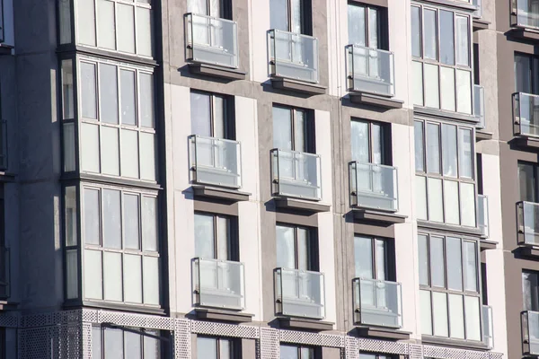 Modern multicolor big house in the city. multi-storey residential building. A lot of Windows. — Stock Photo, Image