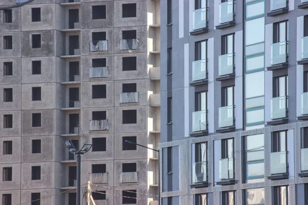 Modernes buntes großes Haus in der Stadt. Geschossiges Wohnhaus. viele Fenster. — Stockfoto