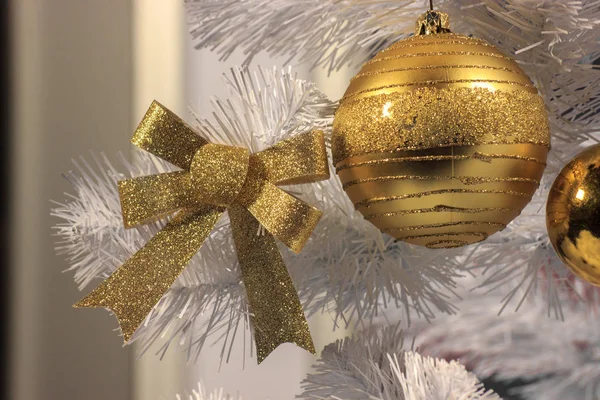 Yay Ile Pullu Beyaz Noel Ağacı Üzerinde Altın Rengi Dekorasyon — Stok fotoğraf