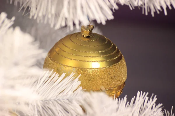 Χρυσό Μπάλα Ένα Λευκό Χριστουγεννιάτικο Δέντρο Διακοσμητικά Για Νέο Έτος — Φωτογραφία Αρχείου