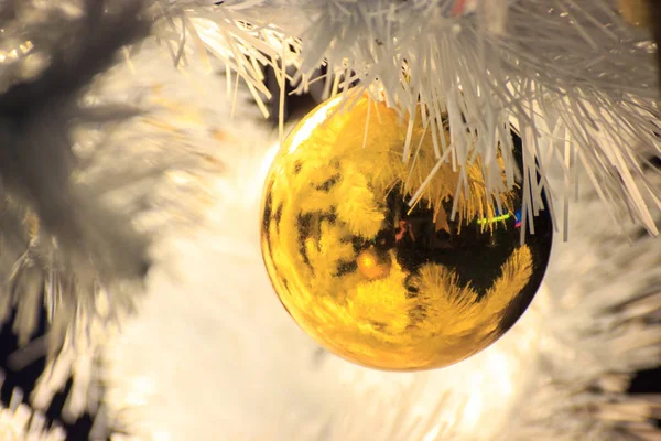 Gouden Bal Een Witte Kerstboom Decoraties Voor Nieuwjaar Kerstmis Gezellig — Stockfoto